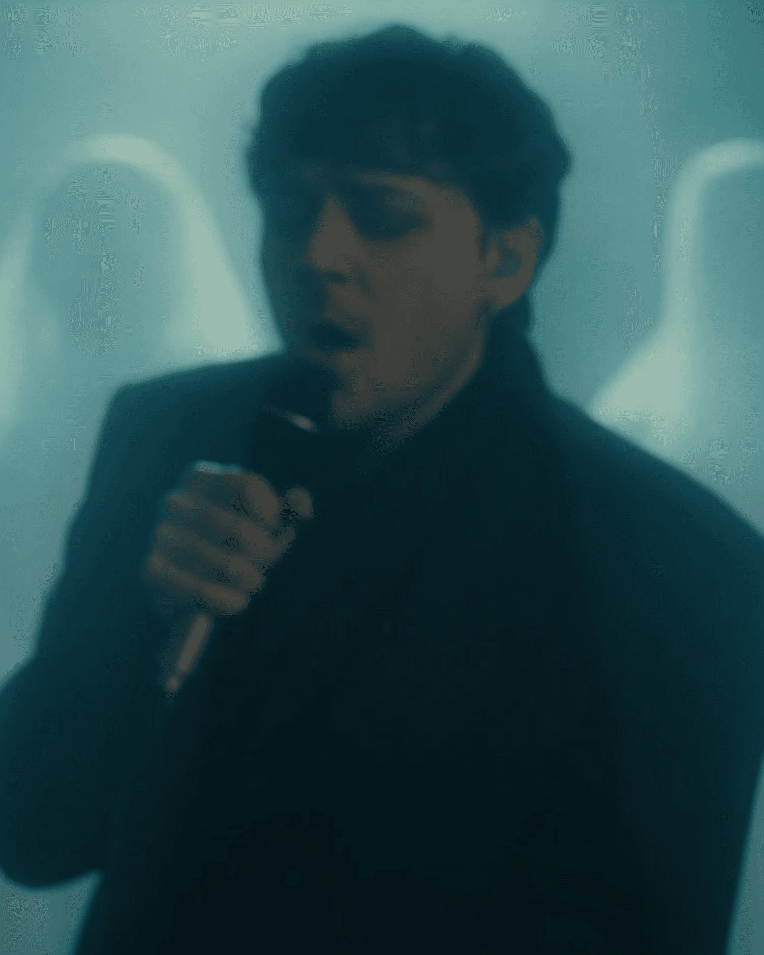 Oehl singing into a Microphone